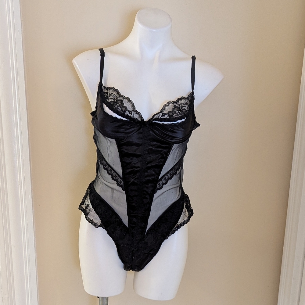 Vintage Frederick's Of Hollywood black lacey open crotch lingerie size M